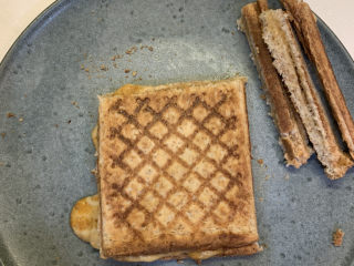 10、芥末芝士火腿三明治,最后用刀把面包边切掉，就可以吃啦