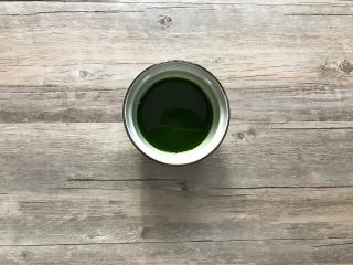 1、樱花草莓慕斯,先做蛋糕体。我用的新鲜斑斓叶打汁来制作的，取斑斓叶4张，加水40g，用破壁机打出汁水，静置半小时后，斑斓汁色素会沉淀下去，用小勺子撇去上层的