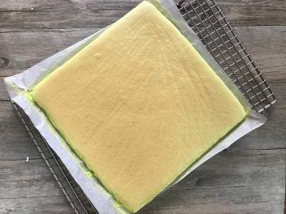 11、樱花草莓慕斯,出炉后震一下模倒扣晾凉。