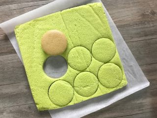 12、樱花草莓慕斯,用合适的模具压出合适大小的尺寸，备用。