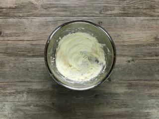 13、樱花草莓慕斯,接下来制作慕斯体。奶油奶酪先打顺滑。