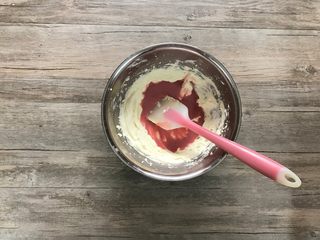 17、樱花草莓慕斯,将草莓果汁加入奶油奶酪中。