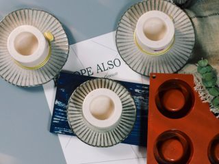 25、樱花草莓慕斯,放入冰箱冷冻3小时以上。取出直接从模具底部顶出慕斯脱模。