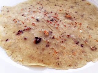 10、瑞典风味香蕉榛子酱薄饼-带着宝宝吃遍全球......,将煎好的饼放在盘子里