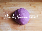 4、红豆薯圆糖水,耐心的揉成团，以不黏手为准，如果觉得太干可以适量加一点点水进去。我的红薯面加粉多了有些干，紫薯面团刚刚好。
