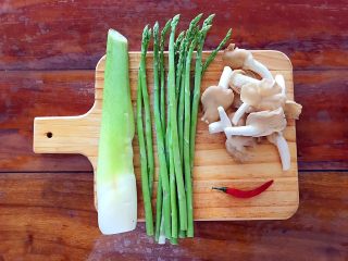 1、一清二白芦笋茭白炒平菇,首先我们准备好所有食材!