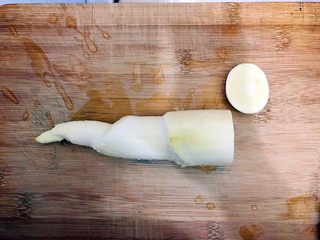 2、一清二白芦笋茭白炒平菇,茭白剥去外皮,洗净,切去尾部老的一小部分!