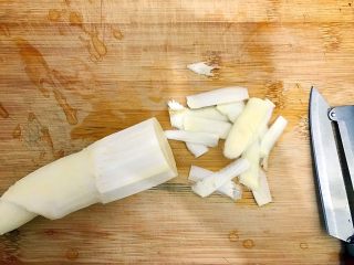 3、一清二白芦笋茭白炒平菇,如图所示,再用削皮刀削掉尾部的外皮!