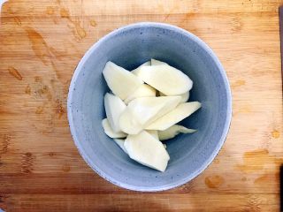 4、一清二白芦笋茭白炒平菇,切成滚刀块,备用!