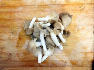 5、一清二白芦笋茭白炒平菇,平菇剪去根部,洗净,再轻轻捏干水分!