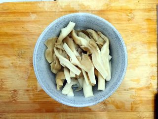 6、一清二白芦笋茭白炒平菇,如图所示,每片一分为二切开,备用!