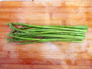 7、一清二白芦笋茭白炒平菇,芦笋剪去尾部老的部分,洗净!