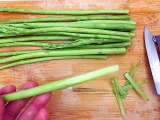 8、一清二白芦笋茭白炒平菇,如图所示,用削皮刀薄薄的削去一层尾部的外皮!