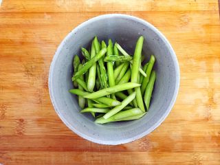 9、一清二白芦笋茭白炒平菇,斜切成段,备用!