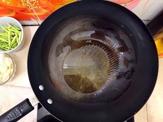 11、一清二白芦笋茭白炒平菇,起油锅,热锅冷油!