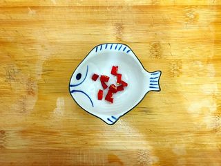 10、一清二白芦笋茭白炒平菇,小红辣椒洗净,切碎,备用!