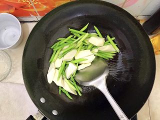 12、一清二白芦笋茭白炒平菇,倒入芦笋和茭白,翻炒片刻!