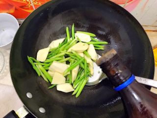 13、一清二白芦笋茭白炒平菇,烹少许料酒,继续翻炒片刻!