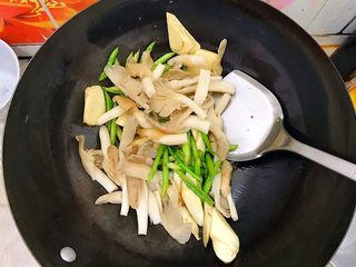 14、一清二白芦笋茭白炒平菇,倒入平菇!