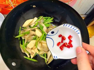 15、一清二白芦笋茭白炒平菇,倒入小红辣椒!