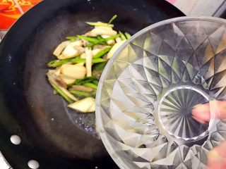 16、一清二白芦笋茭白炒平菇,加少许热开水,切记是热开水!不是冷水!否则食材会变老,就不好吃了!