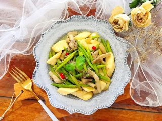 18、一清二白芦笋茭白炒平菇,按照芽芽的惯例,还是要美美的摆拍一下的????