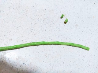 1、豇豆炒鸡蛋,豇豆如图去头尾洗净备用