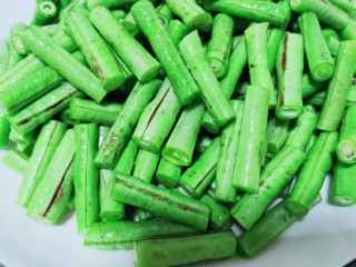 2、豇豆炒鸡蛋,将豇豆切成段,每段约2.5cm