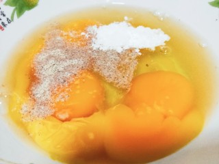 3、豇豆炒鸡蛋,取土鸡蛋四个打入碗中,加入约 铺平2指甲盖的食盐、少许胡椒粉及淀粉