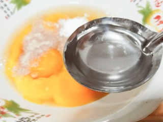 4、豇豆炒鸡蛋,再加入少许水