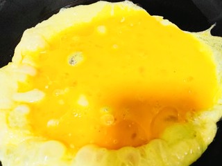 7、豇豆炒鸡蛋,大火烧至油锅冒小泡时加入鸡蛋液