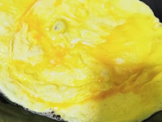 8、豇豆炒鸡蛋,铺平煎至没有流动蛋液