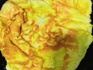 9、豇豆炒鸡蛋,给蛋饼翻个面继续煎到微焦