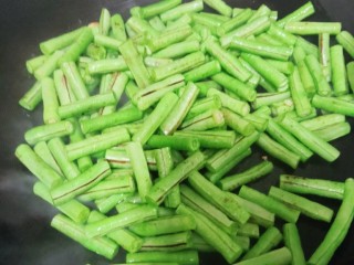 11、豇豆炒鸡蛋,起锅烧油,待油锅起小泡放入豇豆翻炒
