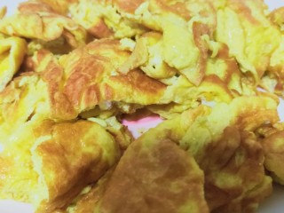 10、豇豆炒鸡蛋,用锅铲铲成小块装盘备用