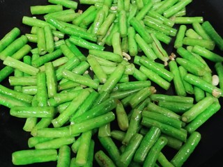 12、豇豆炒鸡蛋,炒至豇豆有些软塌