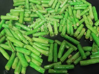 13、豇豆炒鸡蛋,加入鸡精