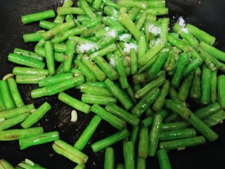 14、豇豆炒鸡蛋,加入食盐继续翻炒