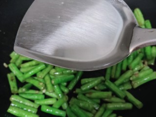 15、豇豆炒鸡蛋,加入少许水溶解食盐和鸡精炒半分钟左右