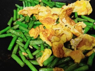 16、豇豆炒鸡蛋,加入鸡蛋