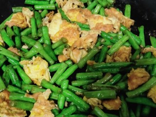 17、豇豆炒鸡蛋,再加点水炒
