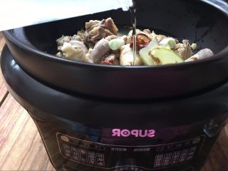 8、【洋参枣杞鸡汤】补气养神的高考餐,倒入清水，水要没过鸡肉