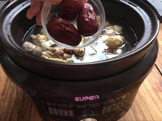 12、【洋参枣杞鸡汤】补气养神的高考餐,放入大枣