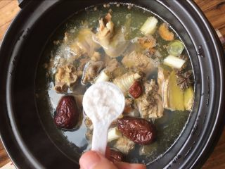 15、【洋参枣杞鸡汤】补气养神的高考餐,差5分钟的时候，放入盐