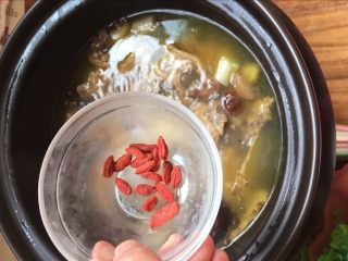 16、【洋参枣杞鸡汤】补气养神的高考餐,放入少许的枸杞