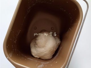 1、虾仁披萨,将高筋面粉，低筋面粉，水，玉米油，细砂糖，酵母粉，盐1.5g放入面包机内胆，盐和酵母分别放在两端； 启动“和面”程序，将面团揉至扩展阶段；