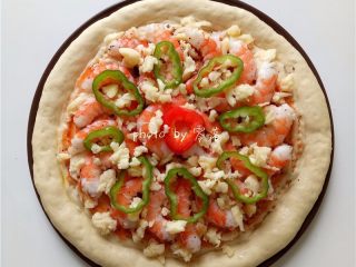 12、虾仁披萨,再撒上马苏里拉芝士，铺上甜椒圈、青椒圈，再撒上马苏里拉芝士；