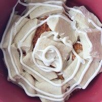 10、肉松手撕面包,再铺上一层面团，重复步骤9，蛋黄酱+肉松+蛋黄酱。