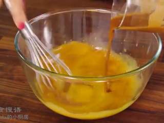 2、摩卡戚风蛋糕,蛋黄中倒入细砂糖，打散，边搅拌边倒入植物油，再倒入咖啡