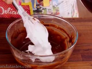 6、摩卡戚风蛋糕,把蛋清倒入蛋黄糊中拌匀